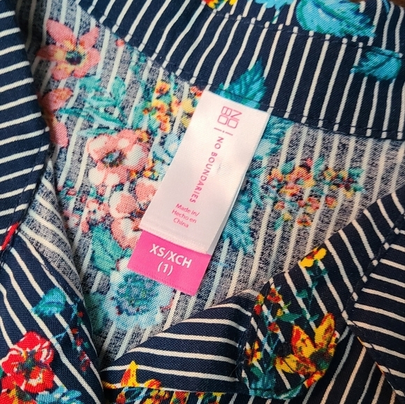No Boundaries Blue Floral Sleeveless Button Down Tie Front Size Small - Picture 2 of 9